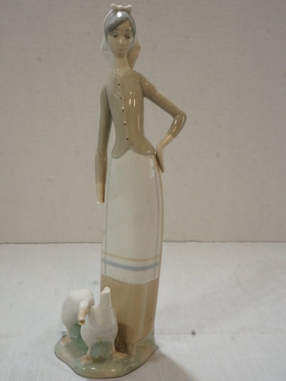Damaged Lladró "Girl with Geese" Porcelain Figurine #1035 - As-Is for Craft / Re